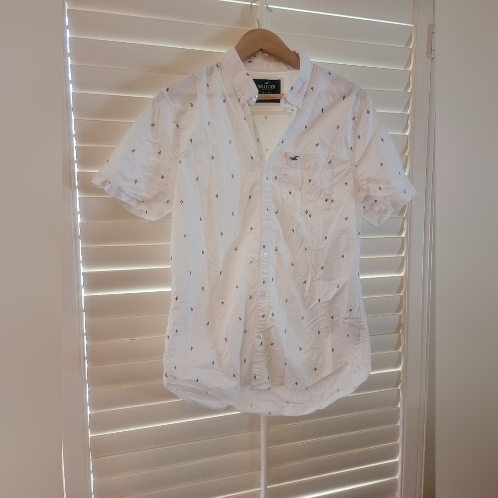 Hollister White Short Sleeve Men's Shirt with Blue Cactus Accents - Size Medium